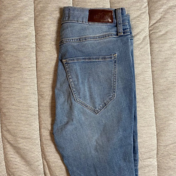 HOLLISTER // DISTRESSED HR SUPER SKINNY - Picture 4 of 10